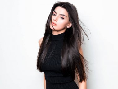 elbise ve beyaz arka plan üzerinde poz uzun siyah saçlı güzel genç kadın