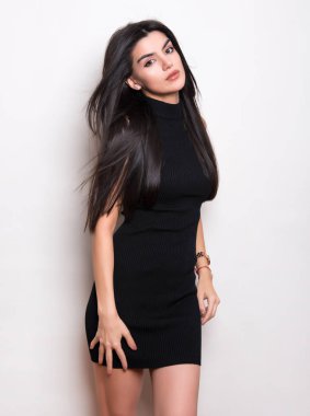 elbise ve beyaz arka plan üzerinde poz uzun siyah saçlı güzel genç kadın