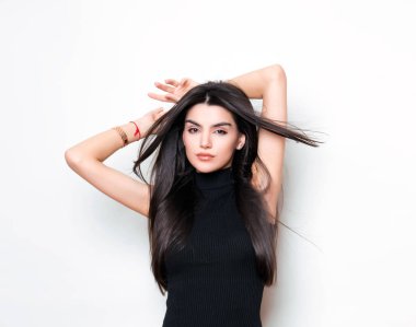 elbise ve beyaz arka plan üzerinde poz uzun siyah saçlı güzel genç kadın