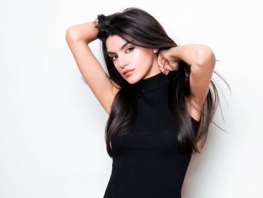 elbise ve beyaz arka plan üzerinde poz uzun siyah saçlı güzel genç kadın