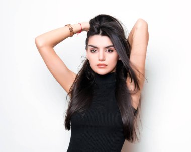 elbise ve beyaz arka plan üzerinde poz uzun siyah saçlı güzel genç kadın