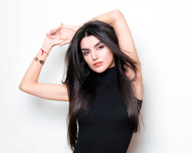 elbise ve beyaz arka plan üzerinde poz uzun siyah saçlı güzel genç kadın