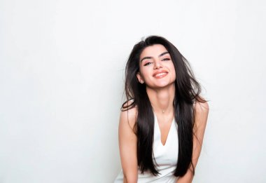 elbise ve beyaz arka plan üzerinde poz uzun siyah saçlı güzel genç kadın