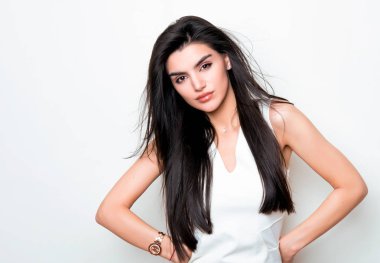 elbise ve beyaz arka plan üzerinde poz uzun siyah saçlı güzel genç kadın