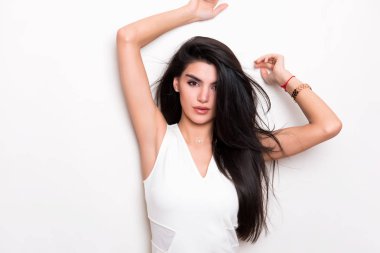 elbise ve beyaz arka plan üzerinde poz uzun siyah saçlı güzel genç kadın