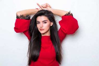 elbise ve beyaz arka plan üzerinde poz uzun siyah saçlı güzel genç kadın