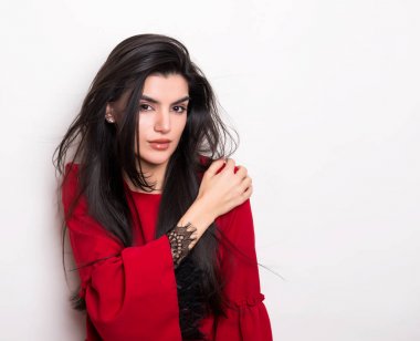 elbise ve beyaz arka plan üzerinde poz uzun siyah saçlı güzel genç kadın