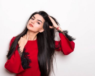 elbise ve beyaz arka plan üzerinde poz uzun siyah saçlı güzel genç kadın