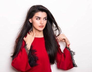 elbise ve beyaz arka plan üzerinde poz uzun siyah saçlı güzel genç kadın