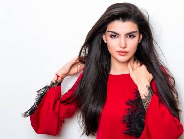 elbise ve beyaz arka plan üzerinde poz uzun siyah saçlı güzel genç kadın