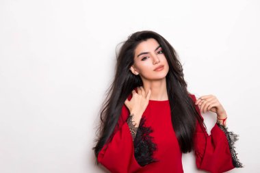 elbise ve beyaz arka plan üzerinde poz uzun siyah saçlı güzel genç kadın