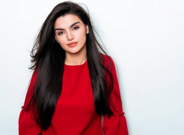 elbise ve beyaz arka plan üzerinde poz uzun siyah saçlı güzel genç kadın