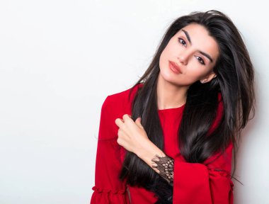 elbise ve beyaz arka plan üzerinde poz uzun siyah saçlı güzel genç kadın