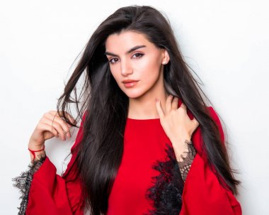 elbise ve beyaz arka plan üzerinde poz uzun siyah saçlı güzel genç kadın