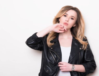 Gri arka planda poz veren güzel sarışın kadın.