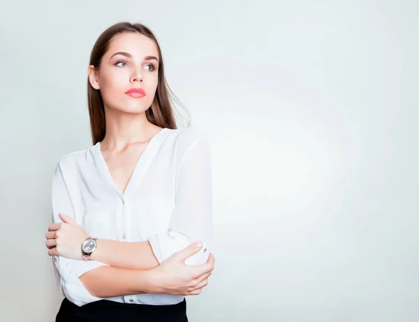 Schöne Junge Frau Mit Langen Braunen Haaren Trägt Armbanduhr — Stockfoto