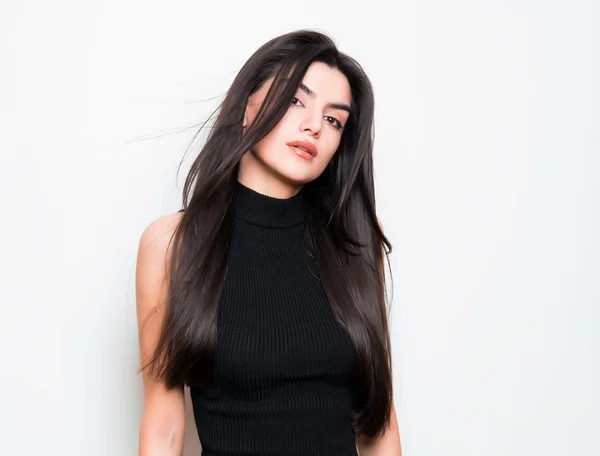 Bela Jovem Mulher Com Cabelo Preto Longo Vestindo Vestido Posando — Fotografia de Stock