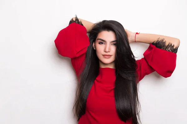 Bela Jovem Mulher Com Cabelo Preto Longo Vestindo Vestido Posando — Fotografia de Stock