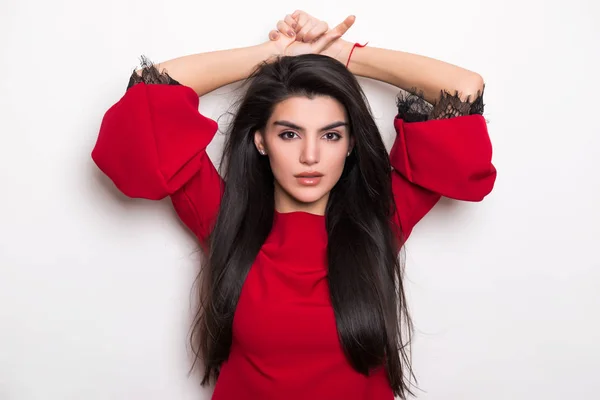 Bela Jovem Mulher Com Cabelo Preto Longo Vestindo Vestido Posando — Fotografia de Stock