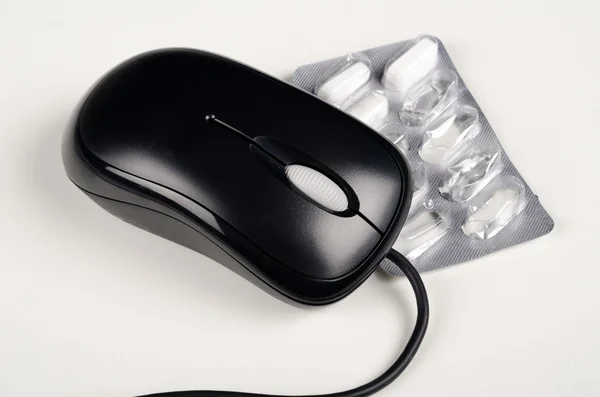 Pills and computer mouse — Stock Photo, Image