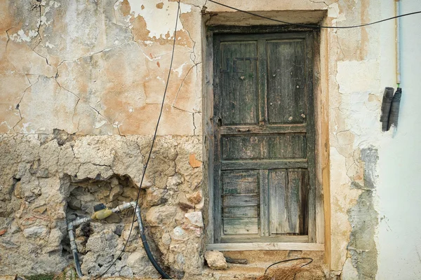 Staré rozpadající se dům fasáda — Stock fotografie