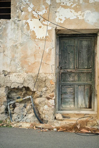 Vecchio sbriciolamento facciata della casa — Foto Stock