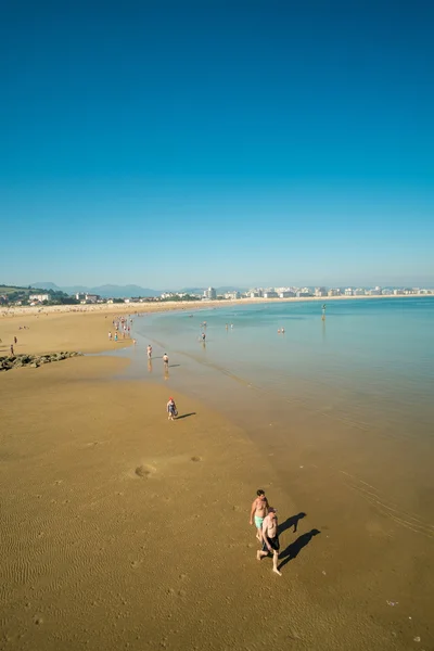 Turistas disfrutando de un día soleado — Foto de Stock