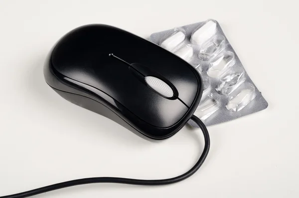 Pills and computer mouse — Stock Photo, Image