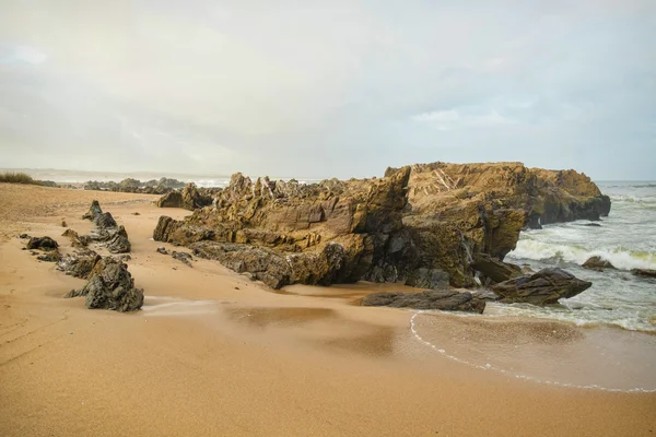Playa de arena con rocas —  Fotos de Stock