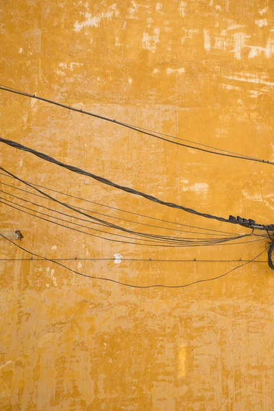 Dangerous electricity wiring — Stock Photo, Image