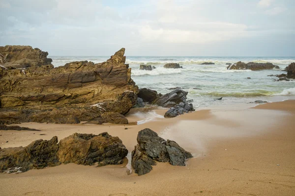 Playa de arena con rocas —  Fotos de Stock