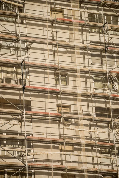 Andamios y revestimiento de malla en el edificio de fachada — Foto de Stock