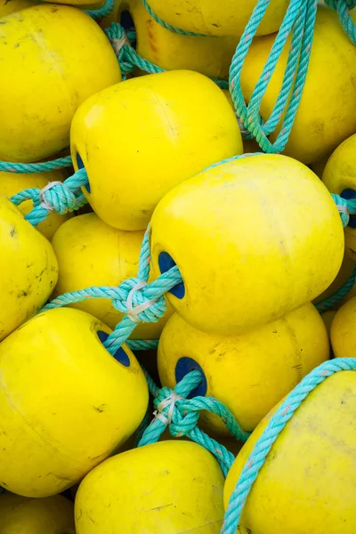ヒープ黄色釣りブイ — ストック写真