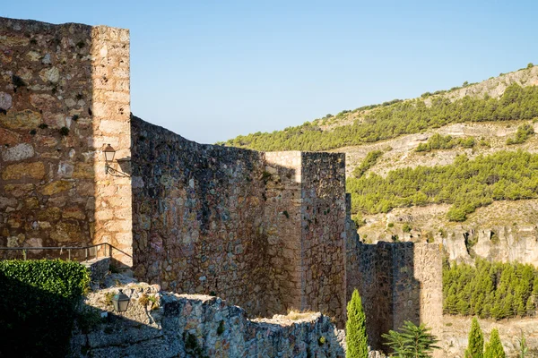 Parte da parede do castelo colocação no cânion — Fotografia de Stock