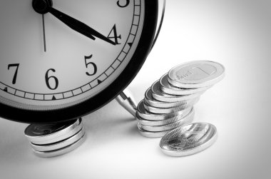 Sikke yığını ile çalar saat