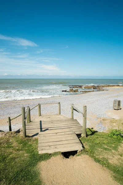 Drewniany chodnik prowadzący do piaszczystej plaży — Zdjęcie stockowe