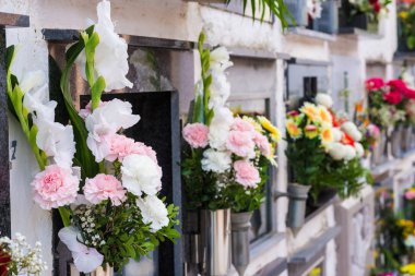 Mezarlık duvarı çiçekli