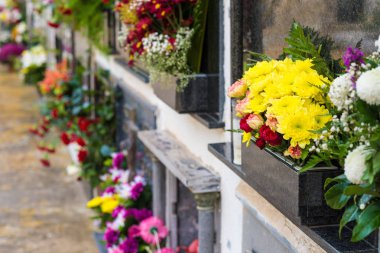 Mezarlık duvarı çiçekli