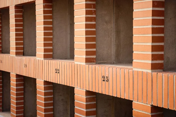 Pared del cementerio con tumbas — Foto de Stock