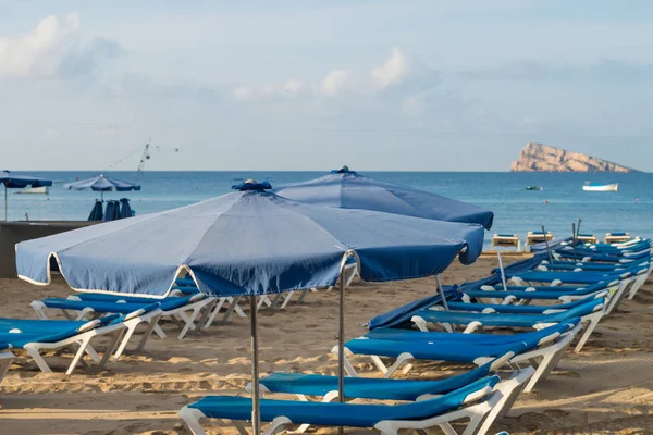 Ligbedden over Benidorm beach resort — Stockfoto