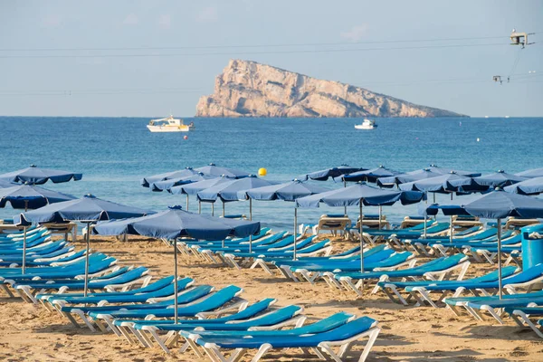 Solstolar på Benidorm beach resort — Stockfoto