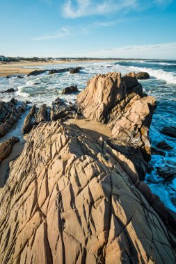 La Pedrera sahilde büyük kayalar