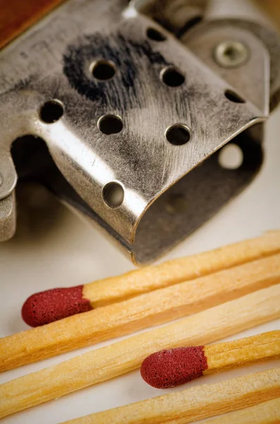 Feuerzeug und Streichhölzer auf dem Tisch — Stockfoto