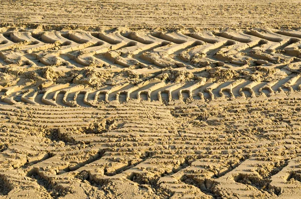 Tracce di pneumatici sulla sabbia della spiaggia — Foto Stock