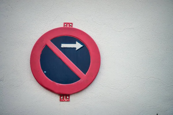 禁止停车标志与箭头 — 图库照片
