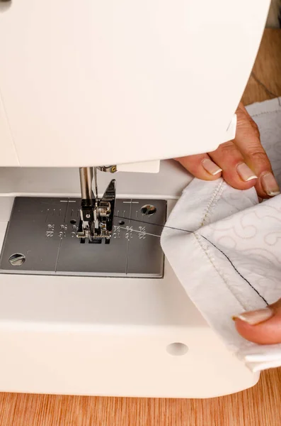 Handen bezig met naaimachine — Stockfoto