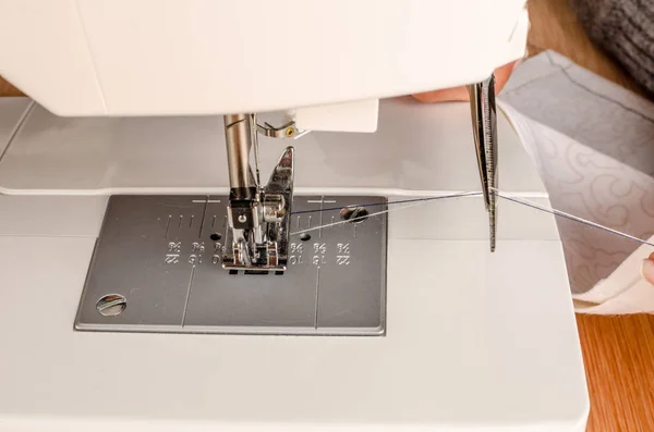 Manos trabajando en la máquina de coser — Foto de Stock