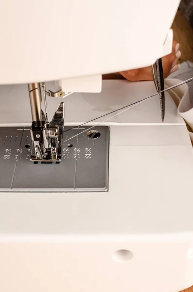 Mãos trabalhando na máquina de costura — Fotografia de Stock