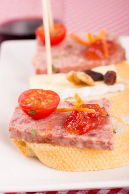 pate tapa kiraz domates ekmek üzerinde
