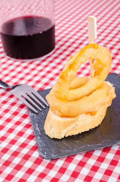 Spaanse inktvis ringen tapa op brood — Stockfoto